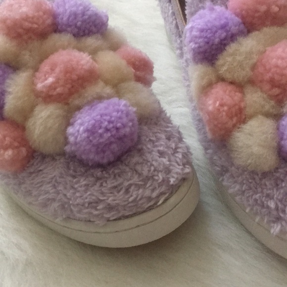 NWOT*UGG Pom Pom Sneakers, Size 9.5 - Picture 4 of 8